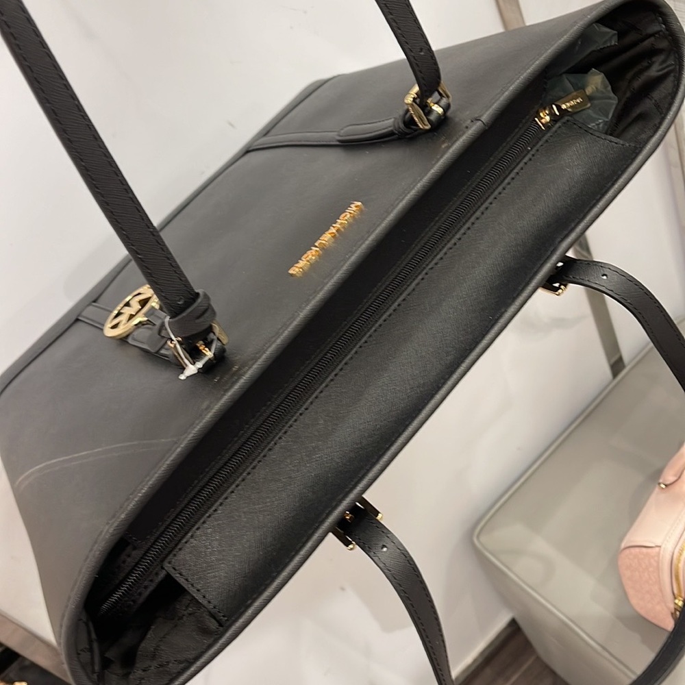 MICHAEL KORS
Jet Set Travel Large Top Zip Shoulder Tote Saffiano Leather
Black - Picture 12 of 16